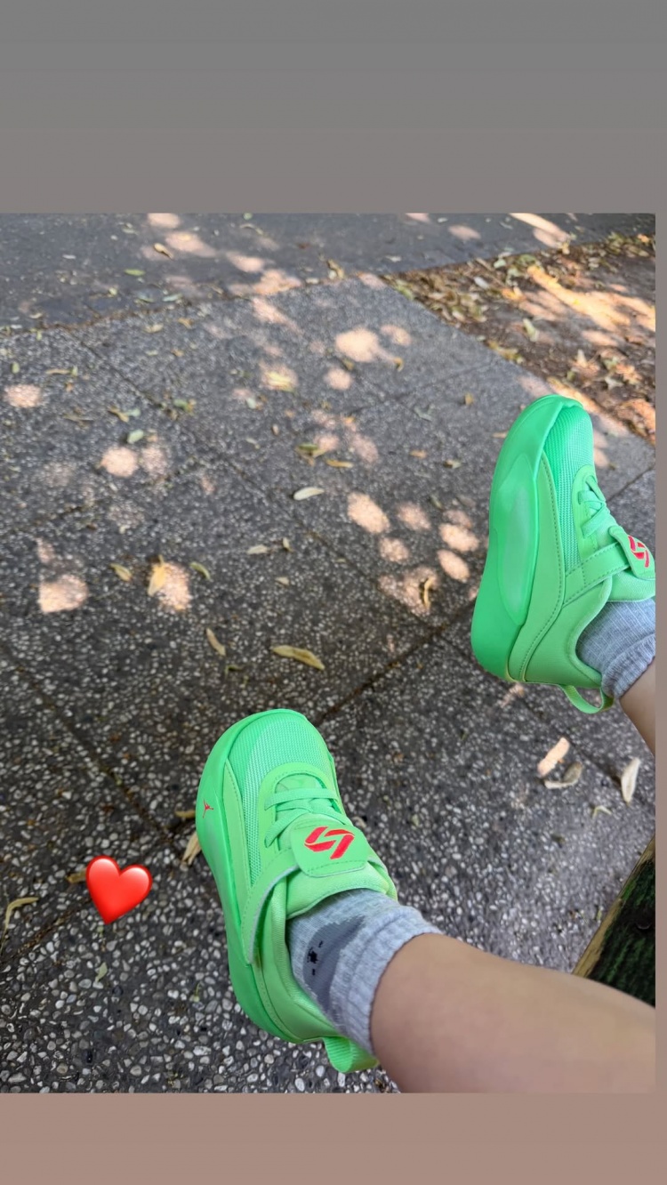 东契奇社媒晒娃，女儿上脚其签名鞋童款