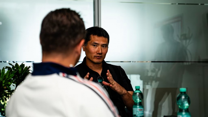 邵佳一造访塞本纳大街 拜仁官宣其与孔帕尼会面 邵佳一造访塞本纳大街 拜仁官宣其与孔帕尼会面