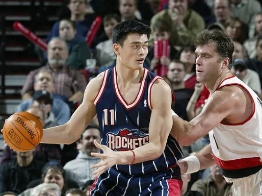 中锋版本更替：姚鲨靠低位，约基奇靠空间