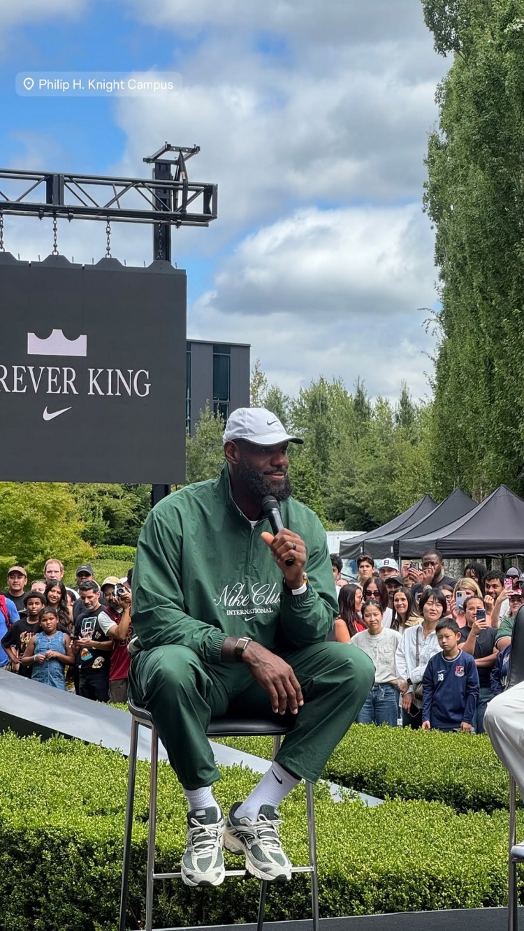 詹姆斯赴耐克总部庆祝加盟76人 亲手为爬楼梯赛冠军戴王冠 詹姆斯赴耐克总部庆祝加盟76人 亲手为爬楼梯赛冠军戴王冠
