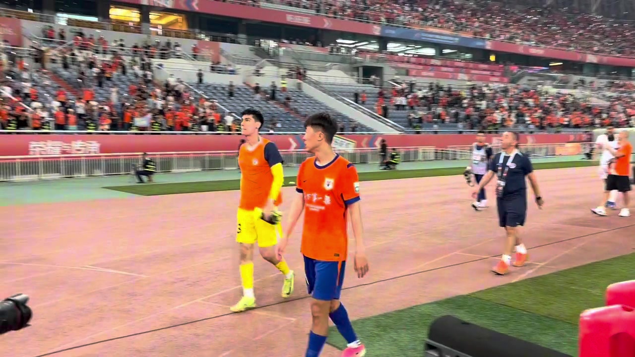 克雷桑破门助泰山三连胜 谢场领喊we are one