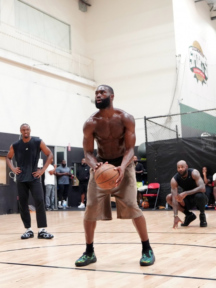 训练师晒詹皇父子与马克西合练照 LBJ携新秀布朗尼同场特训