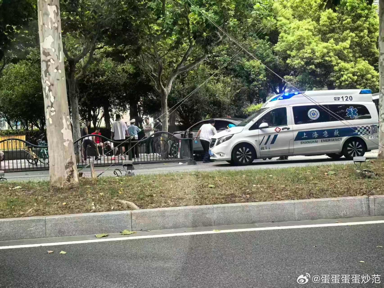 倒霉!海港俱乐部证实,吾米提江就是被4S店员工试驾撞伤的行人 倒霉!海港俱乐部证实,吾米提江就是被4S店员工试驾撞伤的行人