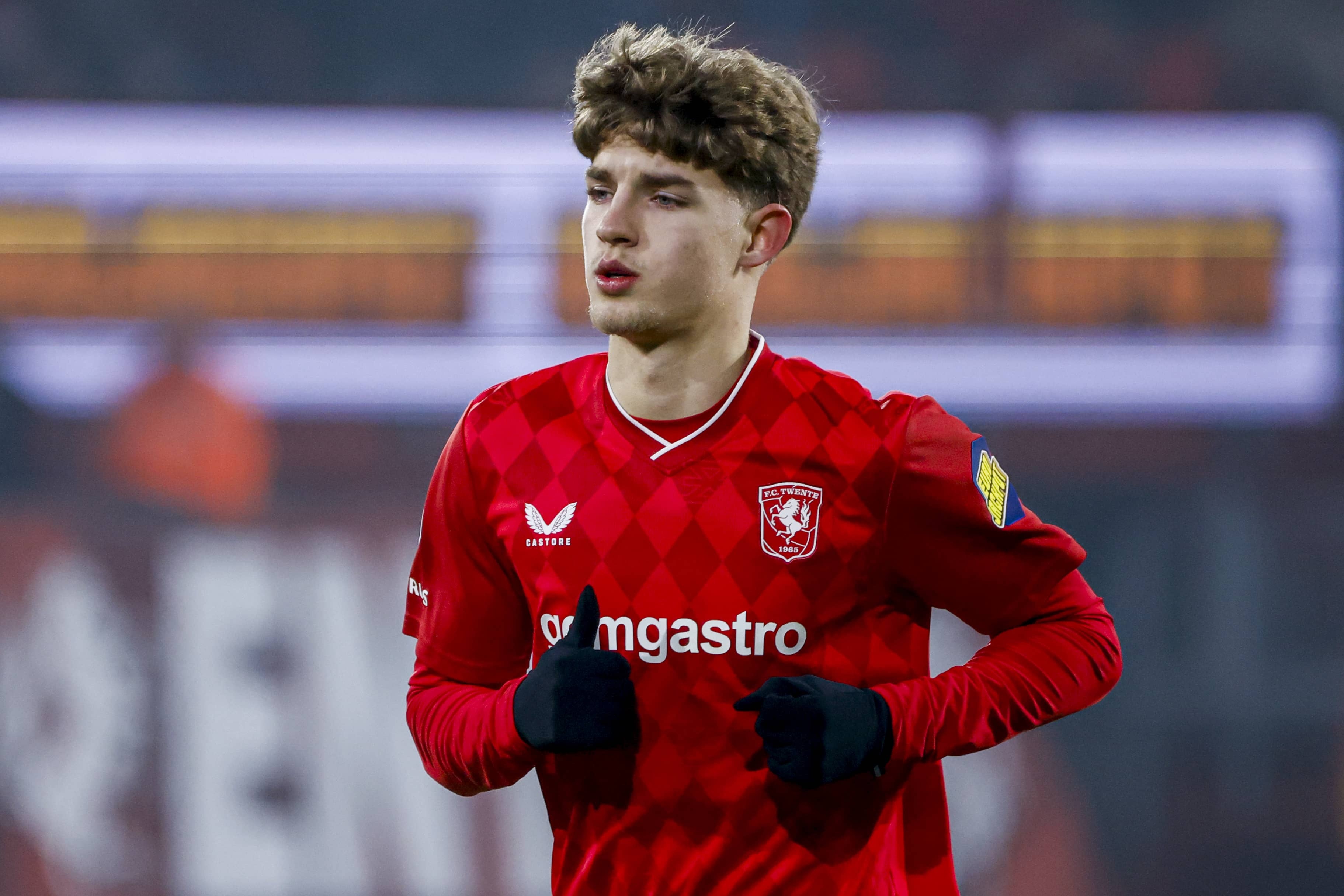 记者:特温特对18岁中卫奈斯塔德要价过高 巴萨认为夏窗已结束