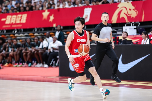有些紧张！杨舒予半场7投1中&三分2中0仅得2分2板2助 空篮不进